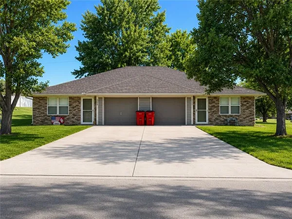 $385,000 | 108 Southeast 25th Street, Oak Grove, MO 64075