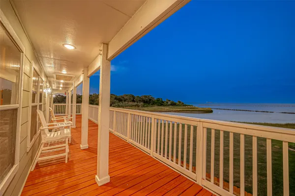 $639,900 | 510 Surf Oaks Drive, Seabrook, TX 77586