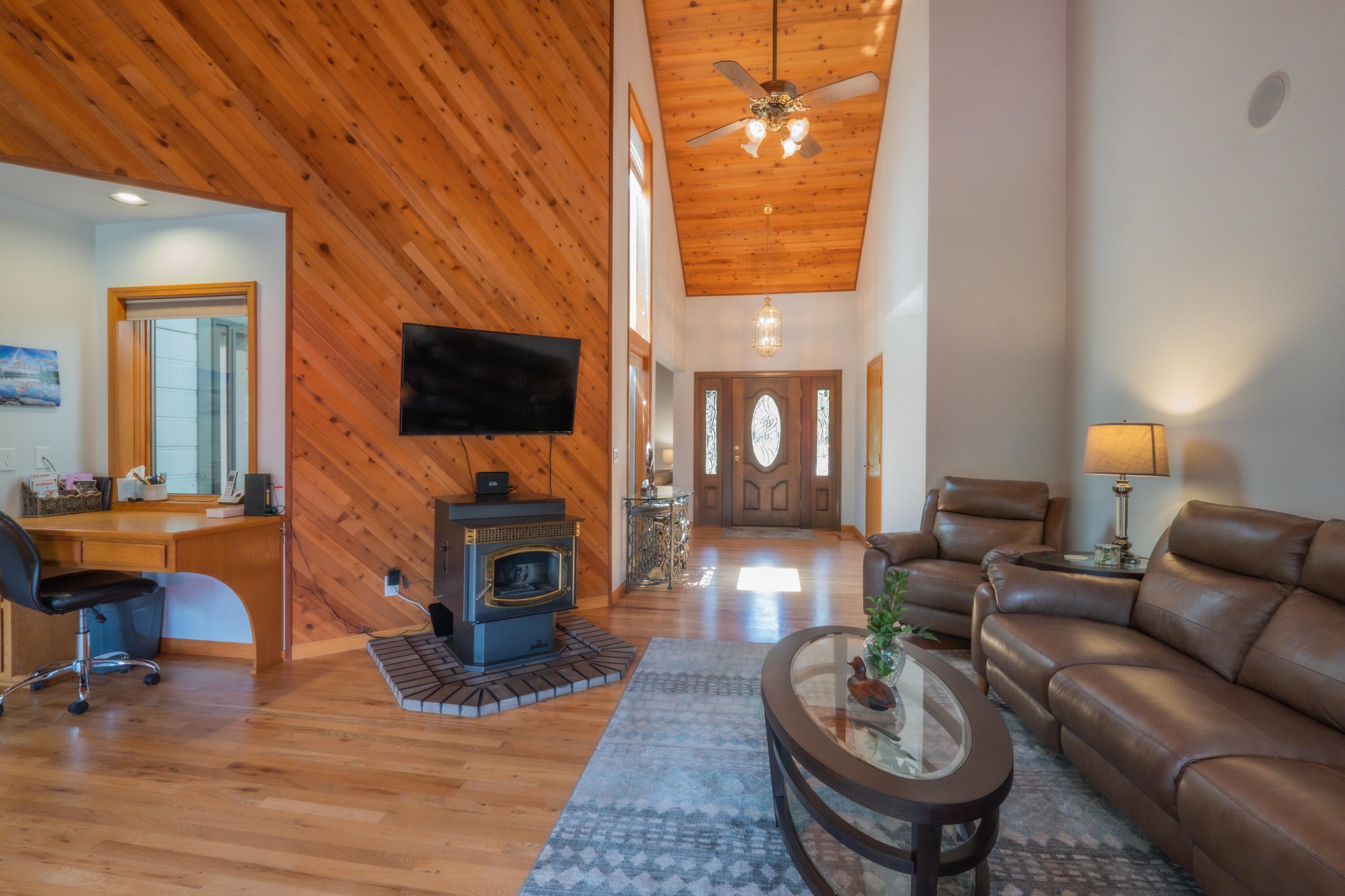243 Rene Drive Shady Cove, OR 97539 - Photo 15 of 72 Living Room