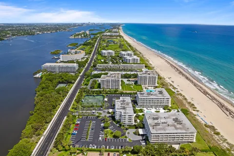 $2,695,000 | 2600 South Ocean Boulevard, Unit 202W, Palm Beach, FL 33480