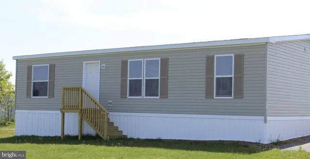 a view of house with backyard