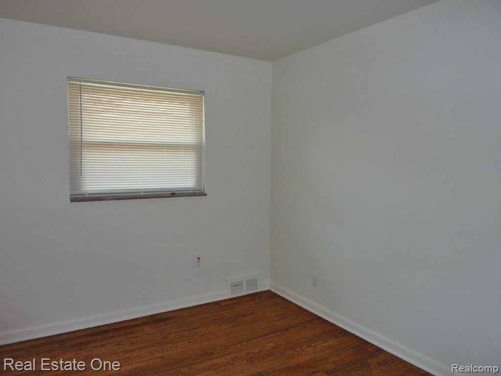 19637 Rensellor Street Livonia, MI 48152 - Photo 6 of 13