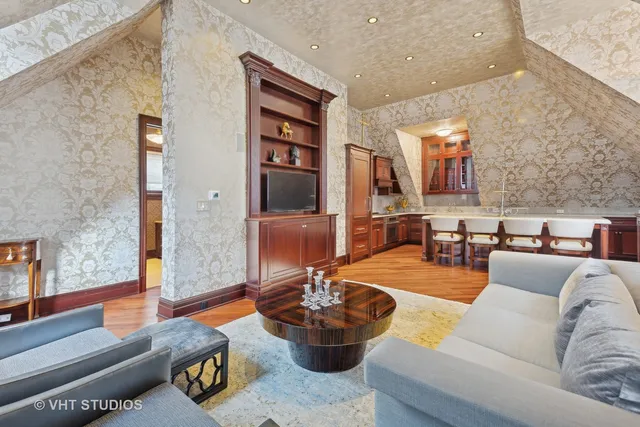 $18,500,000 | 915 North Dearborn Street, Chicago, IL 60610