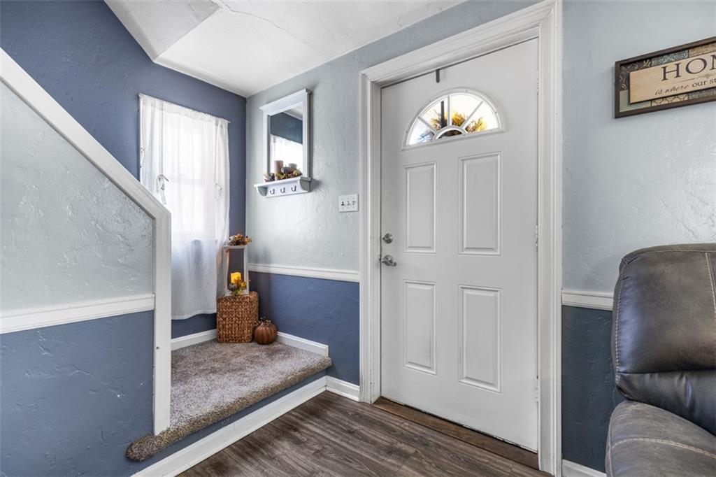 661 Dunster Street Pittsburgh, PA 15226 - Photo 3 of 25 a living room with furniture and wooden floor