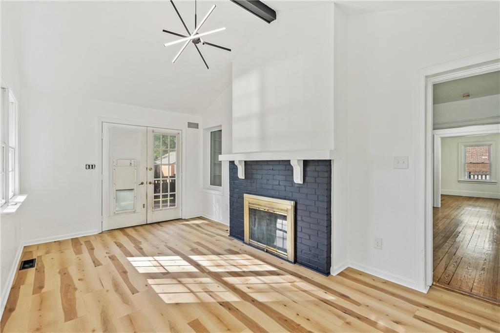 344 Woodside Road Pittsburgh, PA 15221 - Photo 4 of 29 Living Room