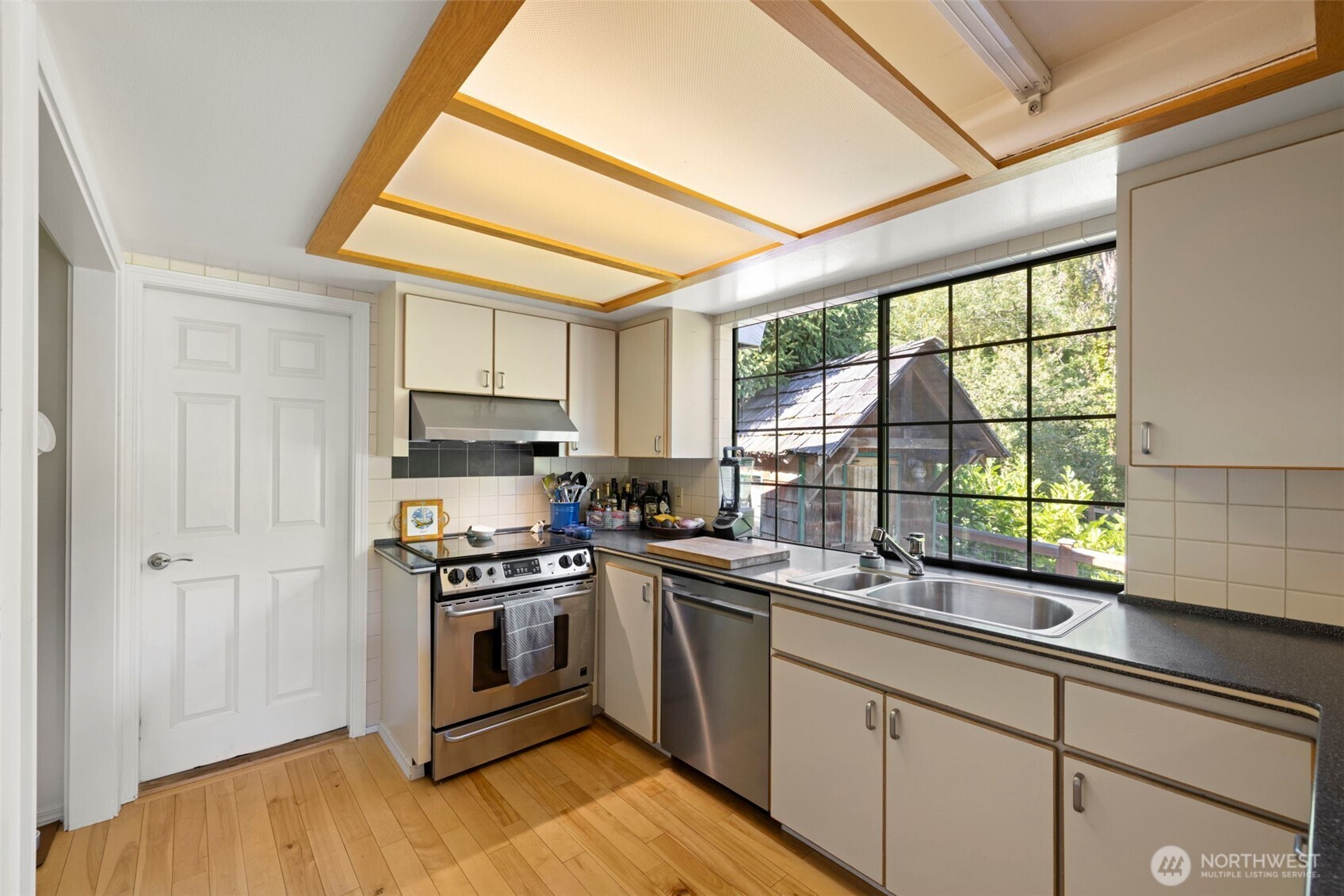 834 Cary Road Edmonds, WA 98020 - Photo 16 of 40 a kitchen with a sink and a stove