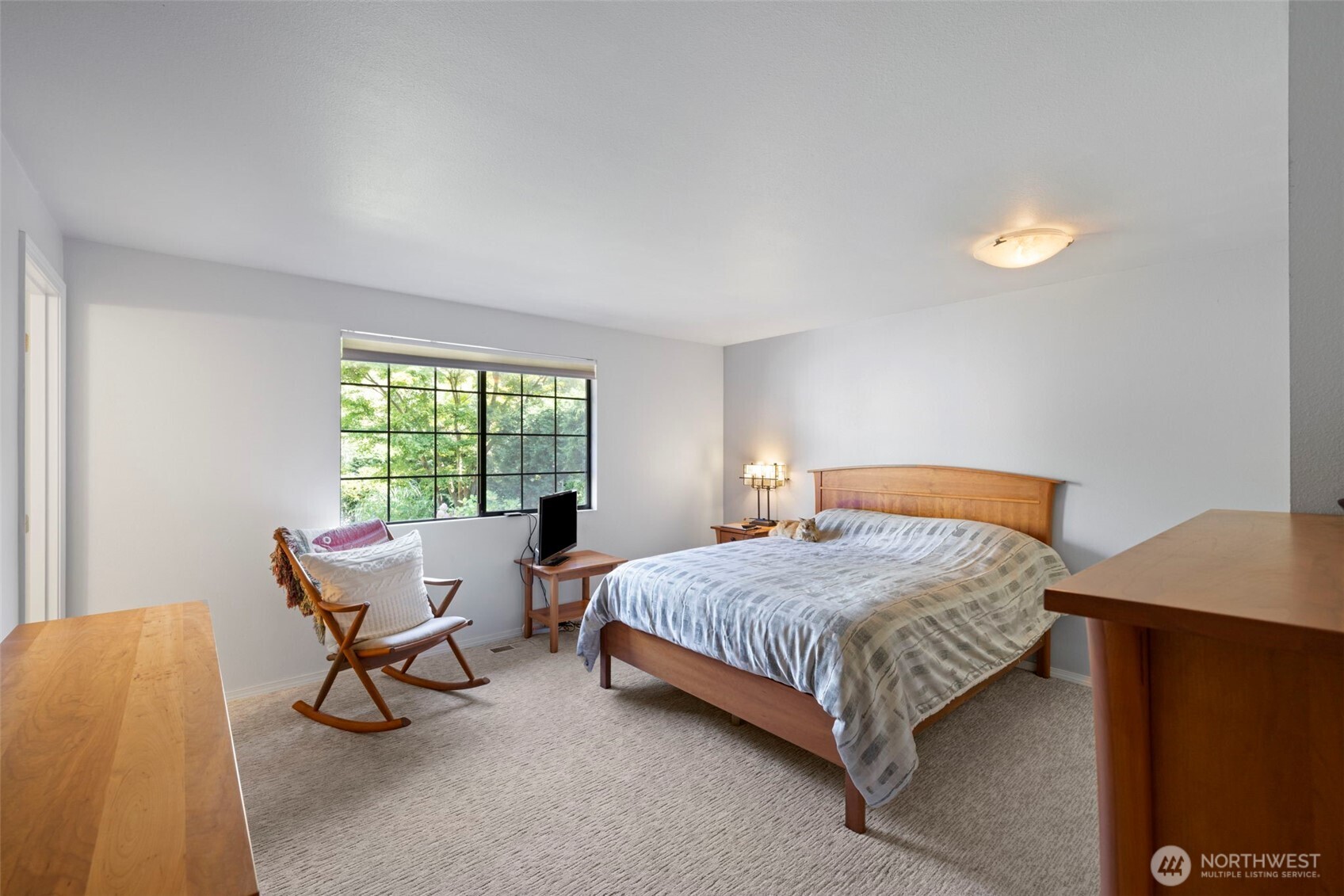 834 Cary Road Edmonds, WA 98020 - Photo 21 of 40 a bedroom with a bed and window