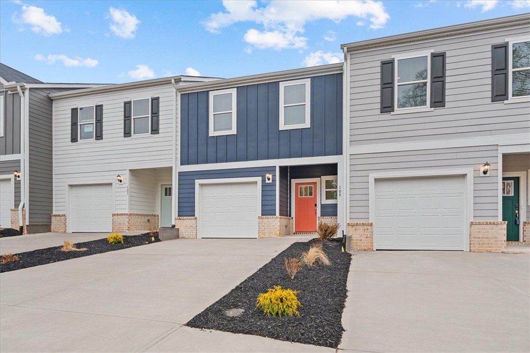 109 Kerwin Court Woodruff, SC 29388 - Photo 2 of 35