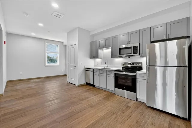 $1,875 | 1624 Lonsdale Avenue, Unit 301, Lincoln, RI 02865