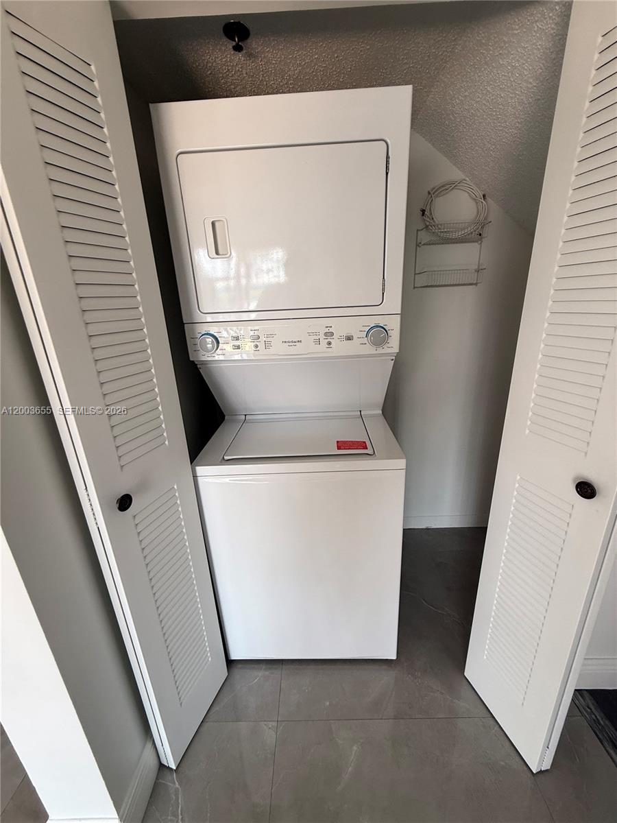 203 Riviera Circle, Unit 203 Weston, FL 33326 - Photo 10 of 30 a utility room with dryer and washer