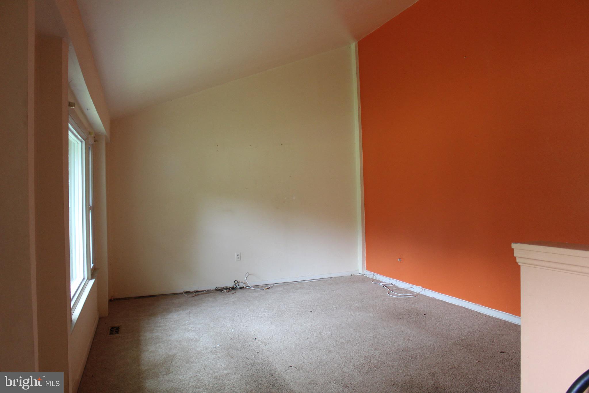 4404 Roundhill Road Alexandria, VA 22310 - Photo 3 of 18 Living Room