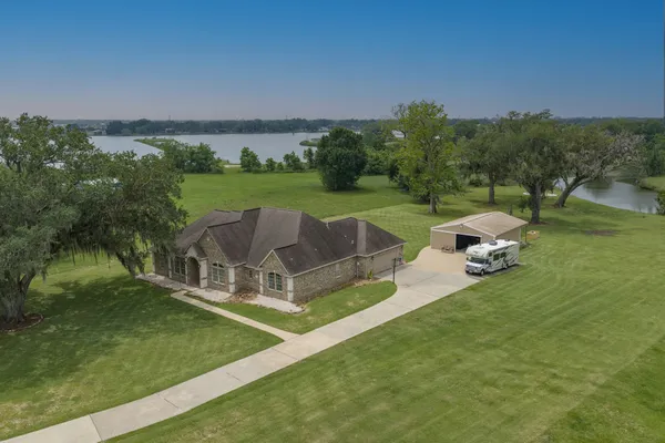 $600,000 | 544 Wagon Wheel Trail, Angleton, TX 77515