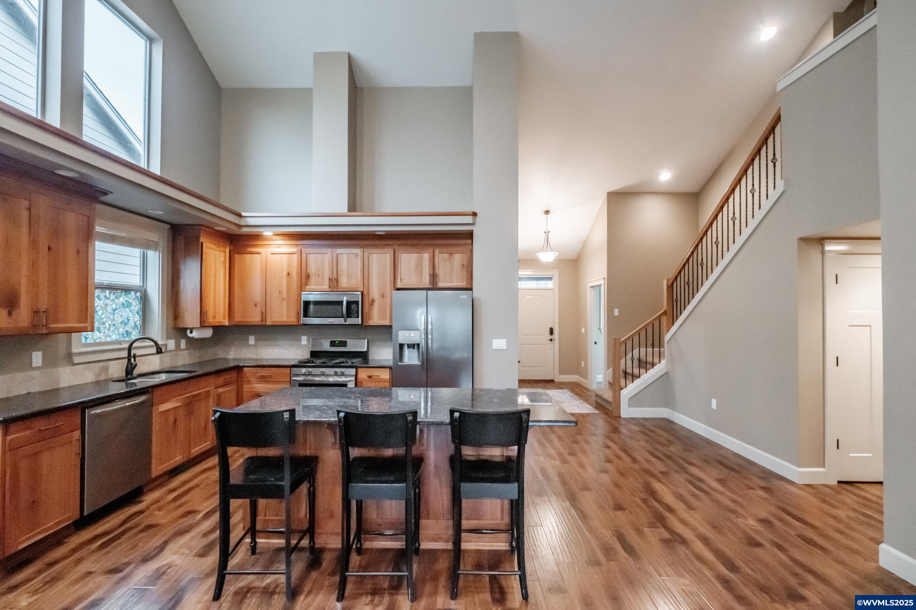 1047 Robbins Way Lebanon, OR 97355 - Photo 6 of 28