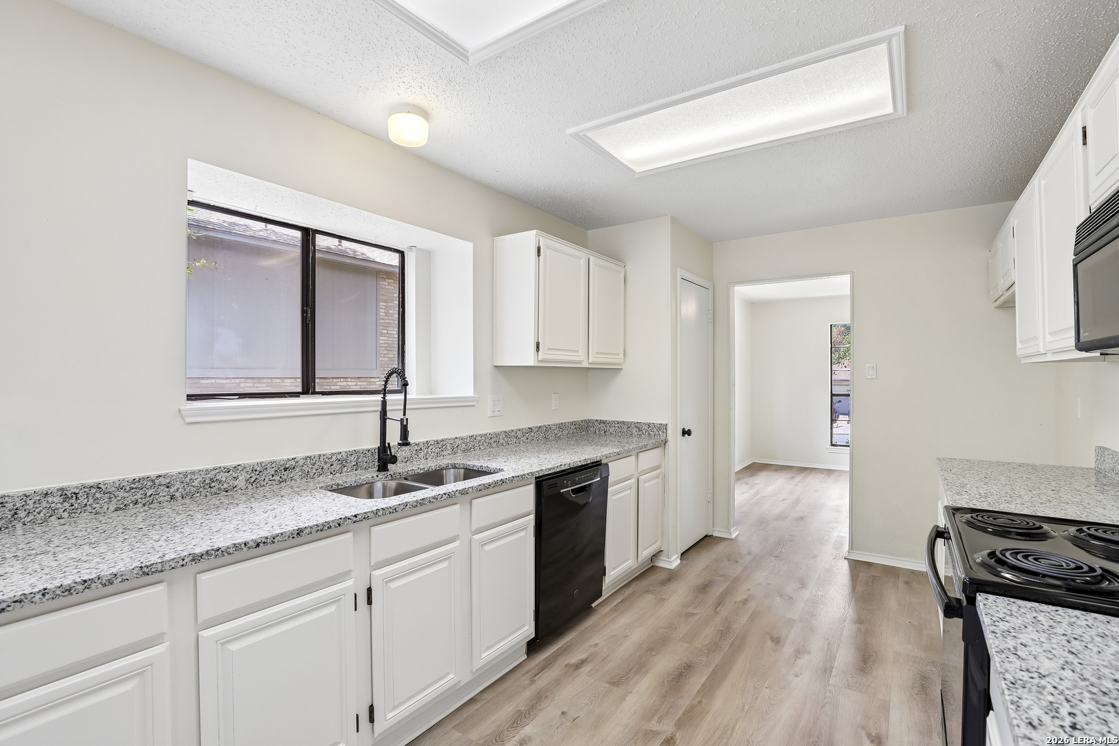 11202 Forest Shower Live Oak, TX 78233 - Photo 11 of 34