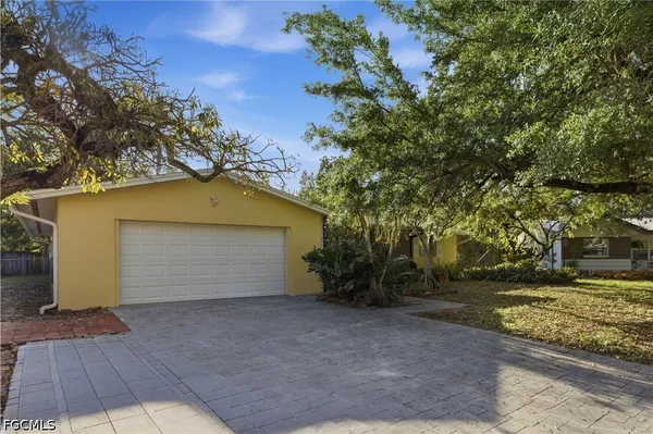 $2,200 | 4652 Siesta Circle, Fort Myers, FL 33901