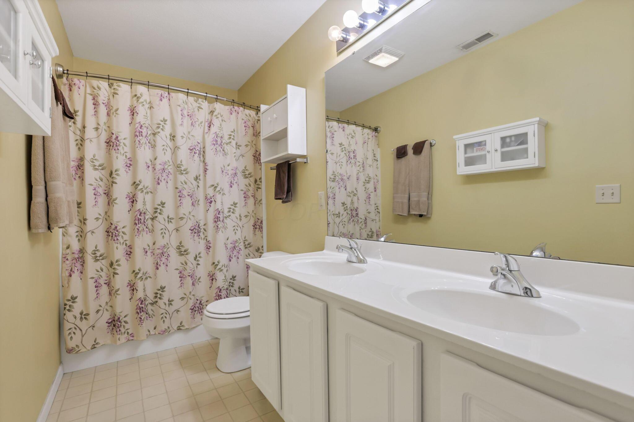 550 Country Club Road Columbus, OH 43213 - Photo 21 of 60 Primary bedroom attached bath