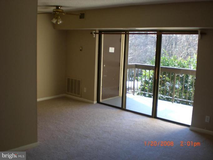 11655 Stoneview Square, Unit 95/12C Reston, VA 20191 - Photo 3 of 12 Living Room/Dining Room