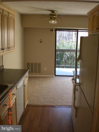 11655 Stoneview Square, Unit 95/12C Reston, VA 20191 - Photo 8 of 12 Kitchen/Dining Room