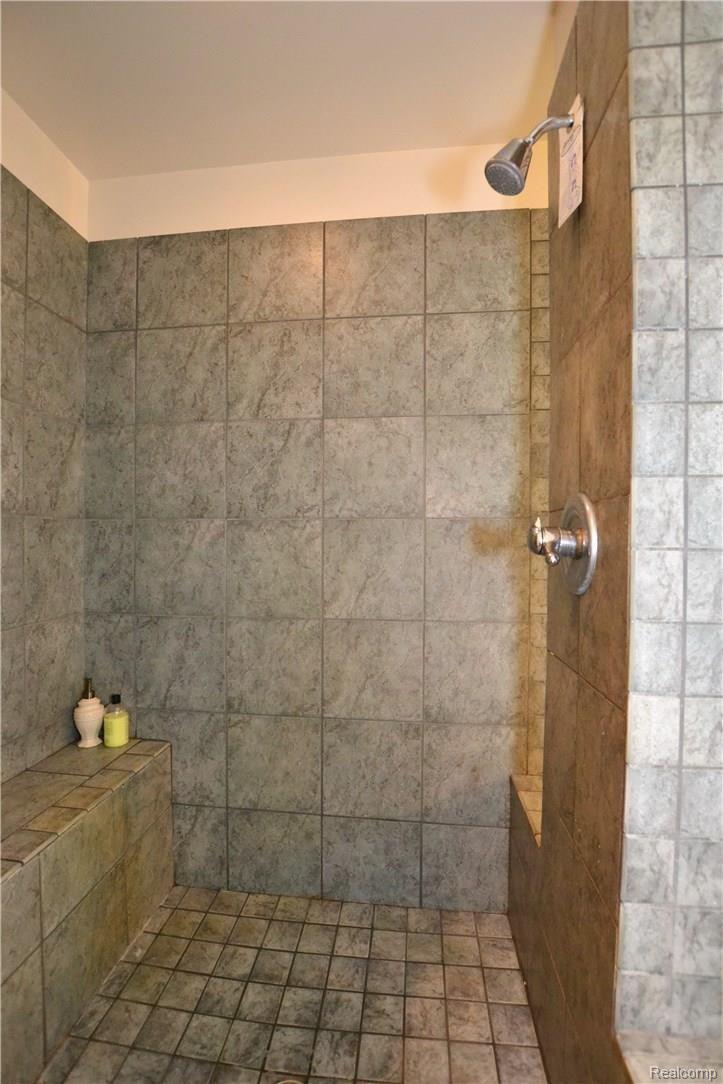 685 Charlesina Drive Rochester, MI 48306 - Photo 22 of 34 Master Shower