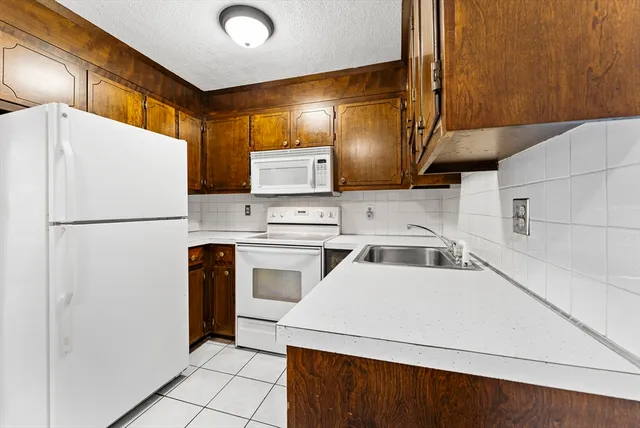 $374,900 | 1 Hallmark Gardens, Unit 8, Burlington, MA 01803