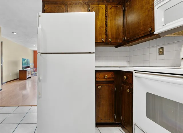 $374,900 | 1 Hallmark Gardens, Unit 8, Burlington, MA 01803