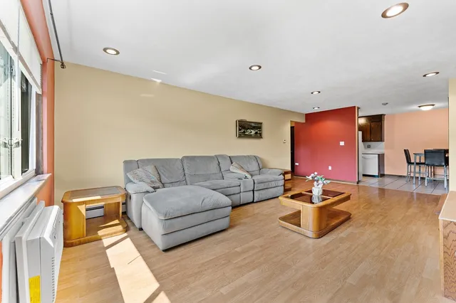 $374,900 | 1 Hallmark Gardens, Unit 8, Burlington, MA 01803