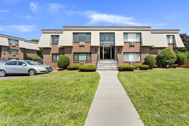 $374,900 | 1 Hallmark Gardens, Unit 8, Burlington, MA 01803