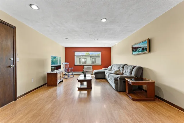 $374,900 | 1 Hallmark Gardens, Unit 8, Burlington, MA 01803