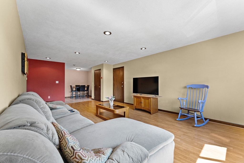 1 Hallmark Gardens, Unit 8 Burlington, MA 01803 - Photo 4 of 30