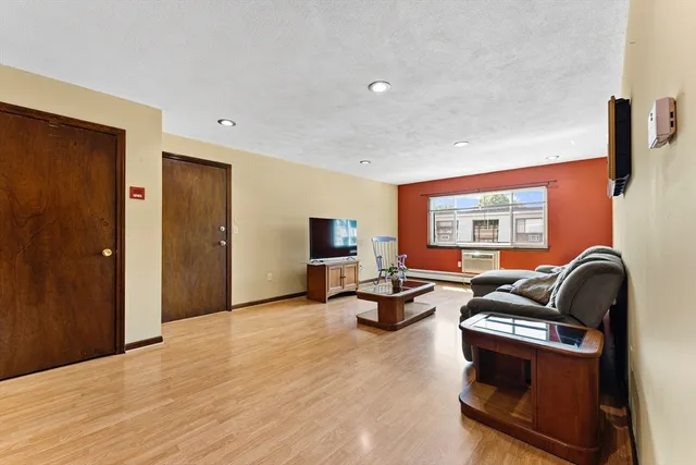 $374,900 | 1 Hallmark Gardens, Unit 8, Burlington, MA 01803