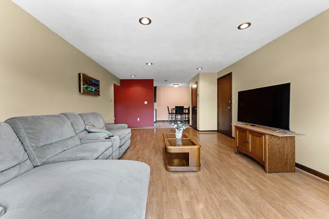 $374,900 | 1 Hallmark Gardens, Unit 8, Burlington, MA 01803