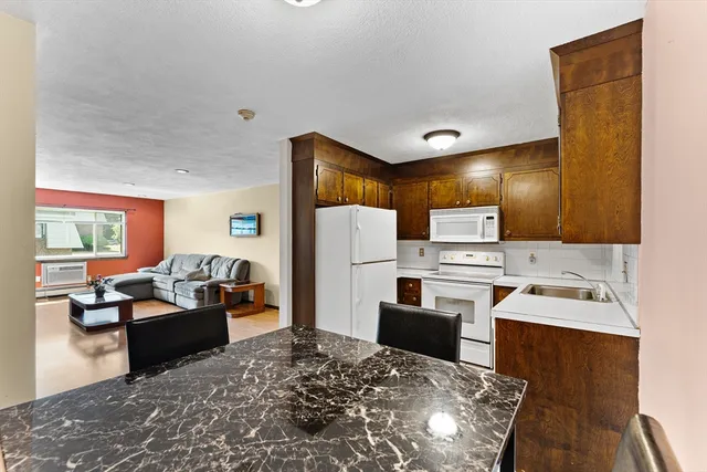 $374,900 | 1 Hallmark Gardens, Unit 8, Burlington, MA 01803