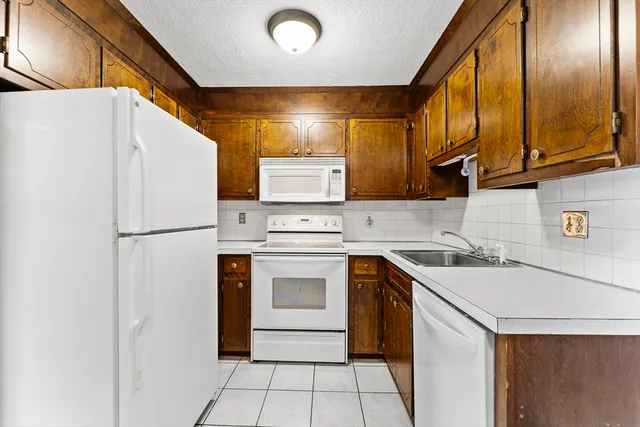 $374,900 | 1 Hallmark Gardens, Unit 8, Burlington, MA 01803