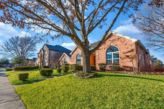 a view of a house with a yard