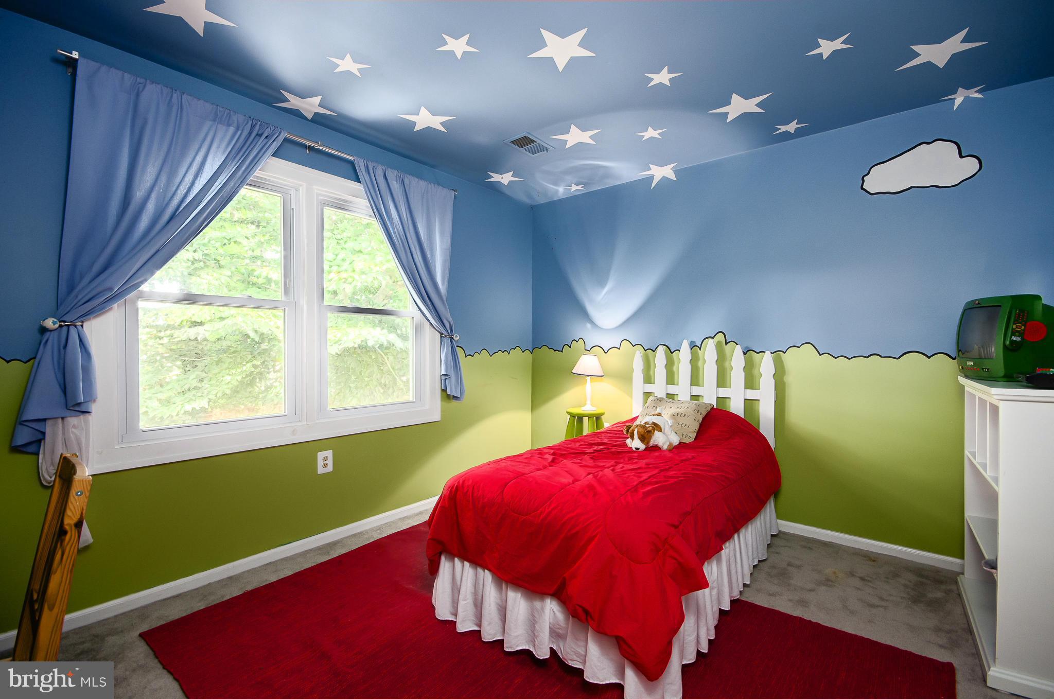 8402 Riverside Road Alexandria, VA 22308 - Photo 19 of 29 a bed room with a bed and a window