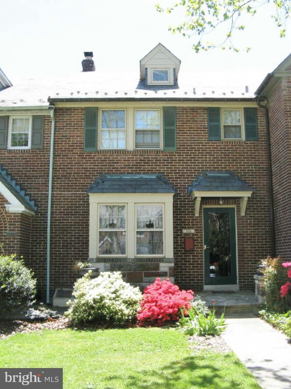 313 Murdock Road Baltimore, MD 21212 - Photo 1 of 15 a front view of a house with an yard