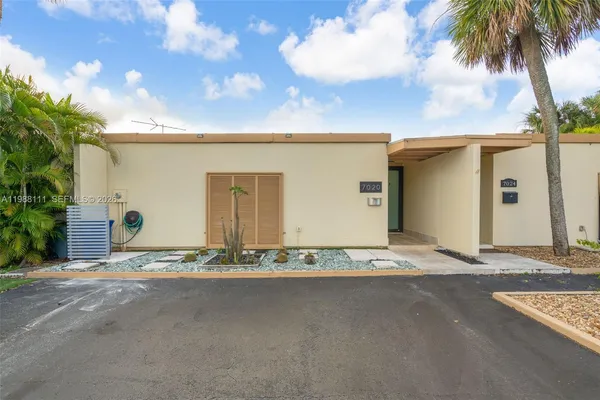 $555,000 | 7020 Crown Gate Drive, Miami Lakes, FL 33014