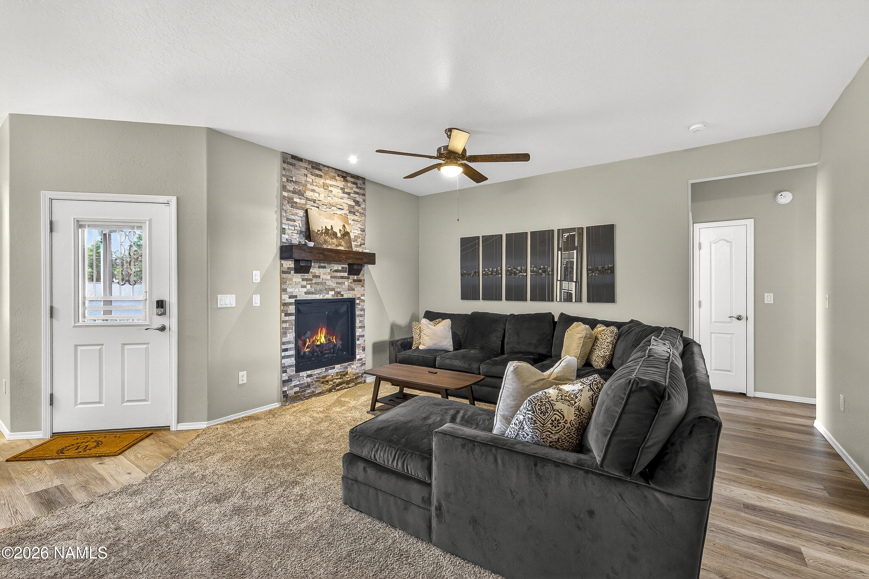 10226 Lundin Road Flagstaff, AZ 86004 - Photo 6 of 24 Living room and entry