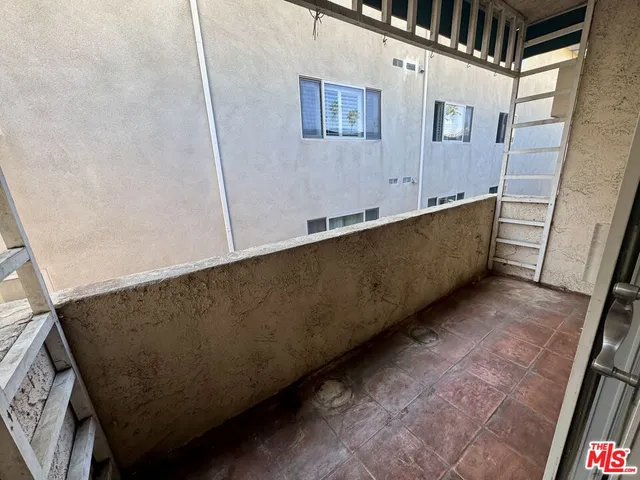 a view of a back yard