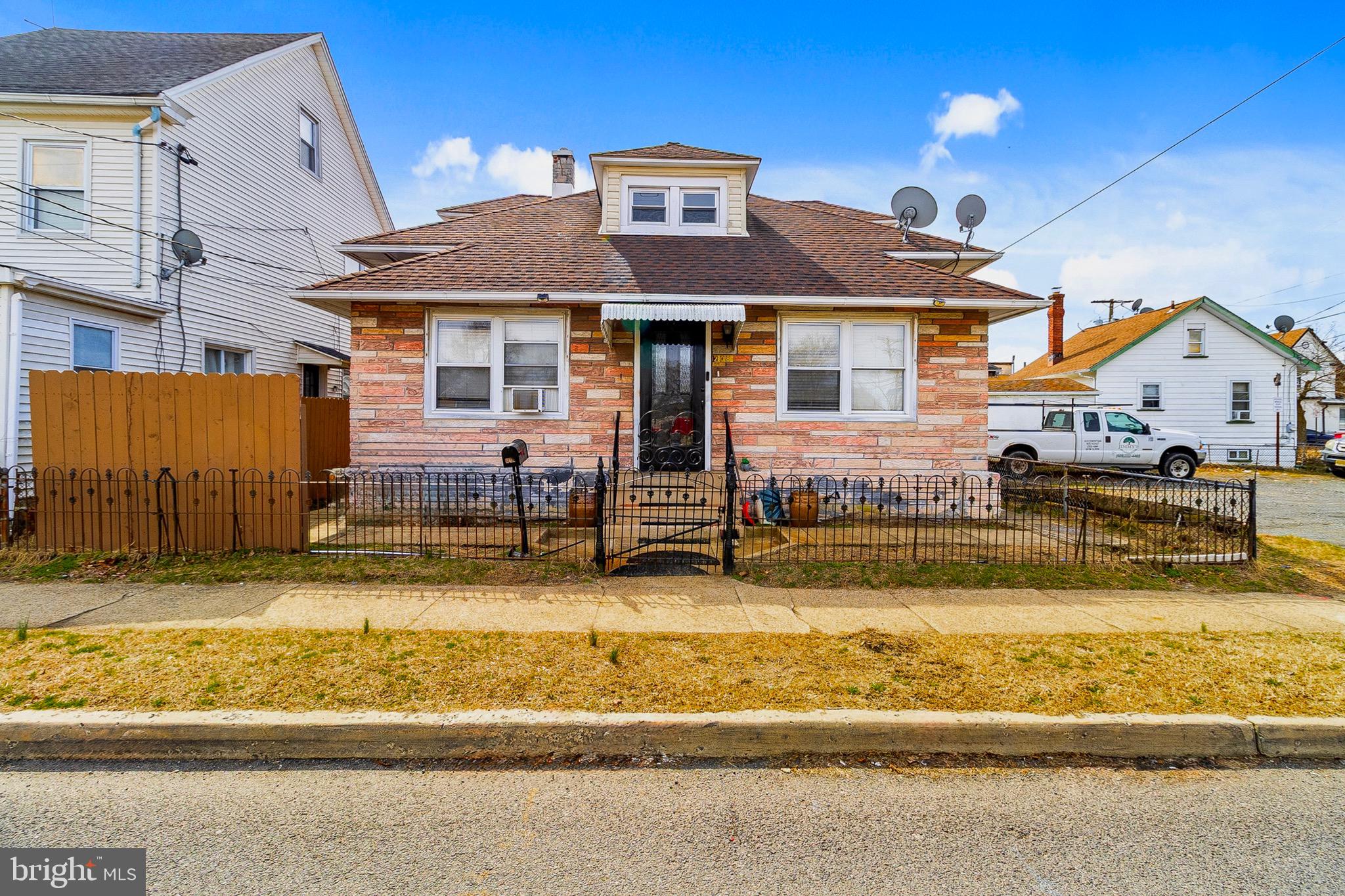 NE Facing-Walking distance to train/schools/shops.