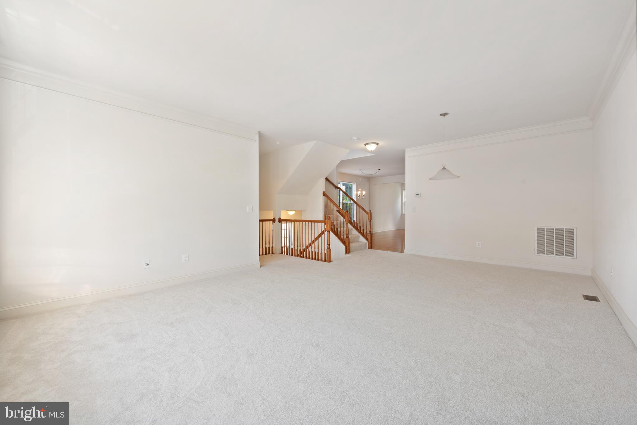 42247 Castle Ridge Square Brambleton, VA 20148 - Photo 5 of 34 Living room
