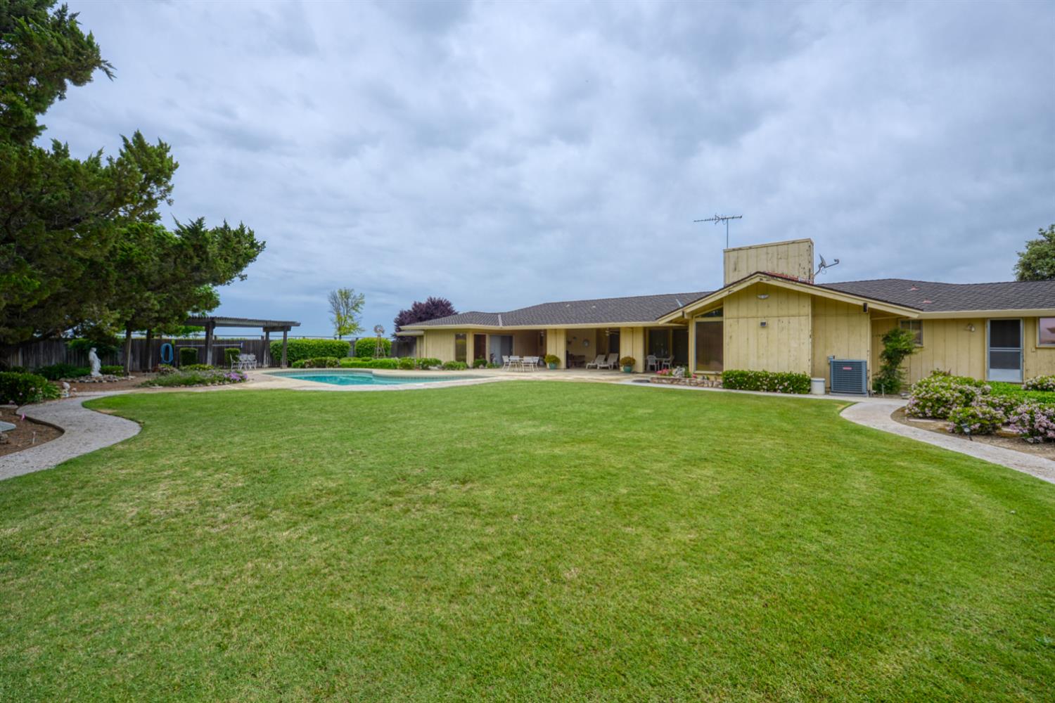 1471 Highway 33 Gustine, CA 95322 - Photo 32 of 57 a front view of house with yard and green space