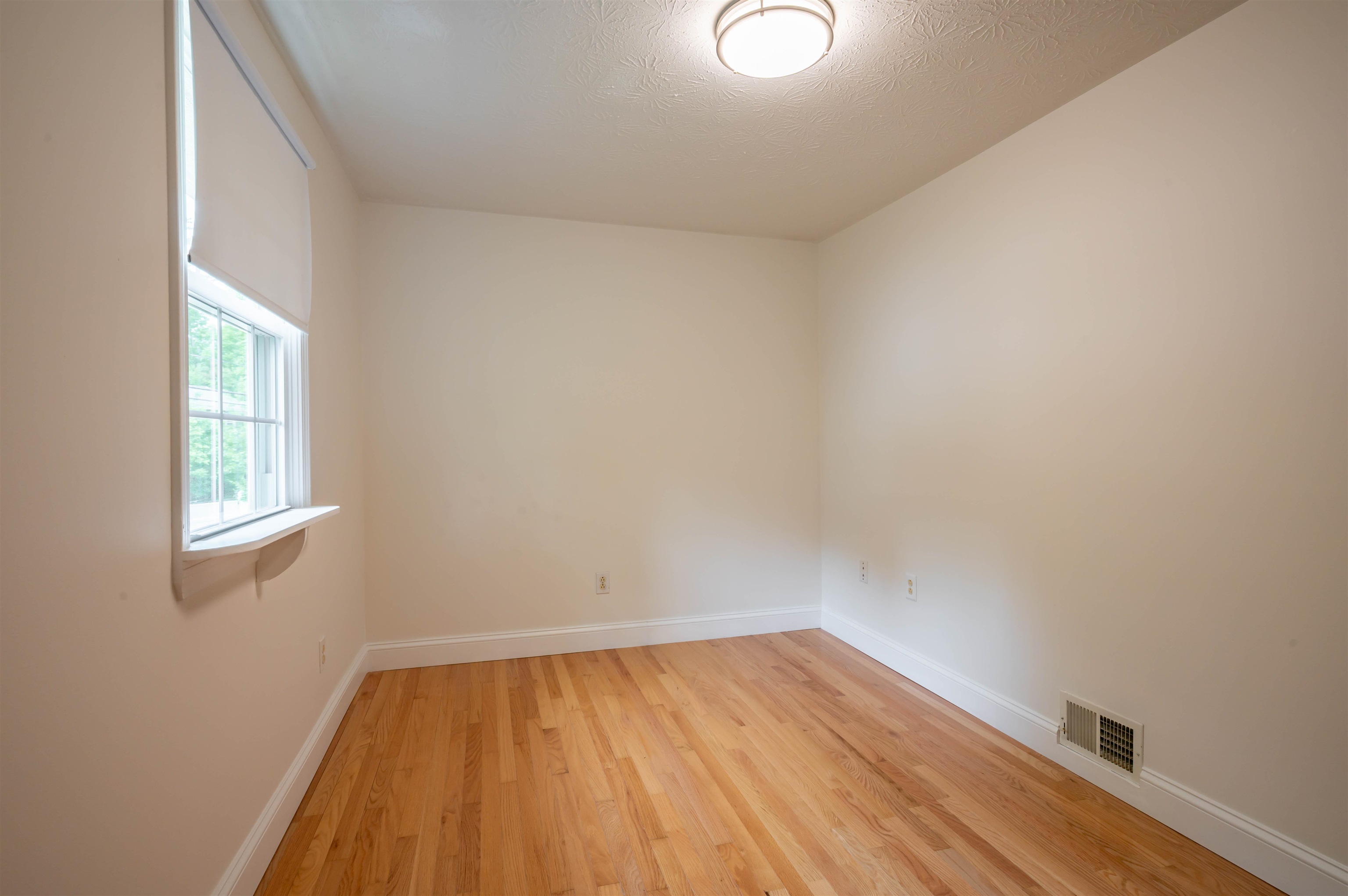 192 Searles Road Nashua, NH 03062 - Photo 18 of 46