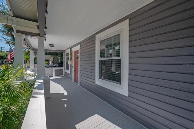 a view of entryway of the house