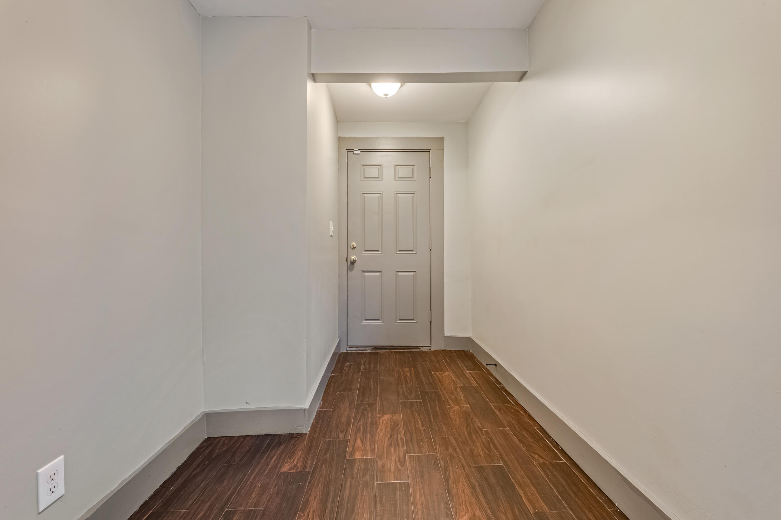 229 West Orchard Street Milwaukee, WI 53204 - Photo 4 of 20 Entry