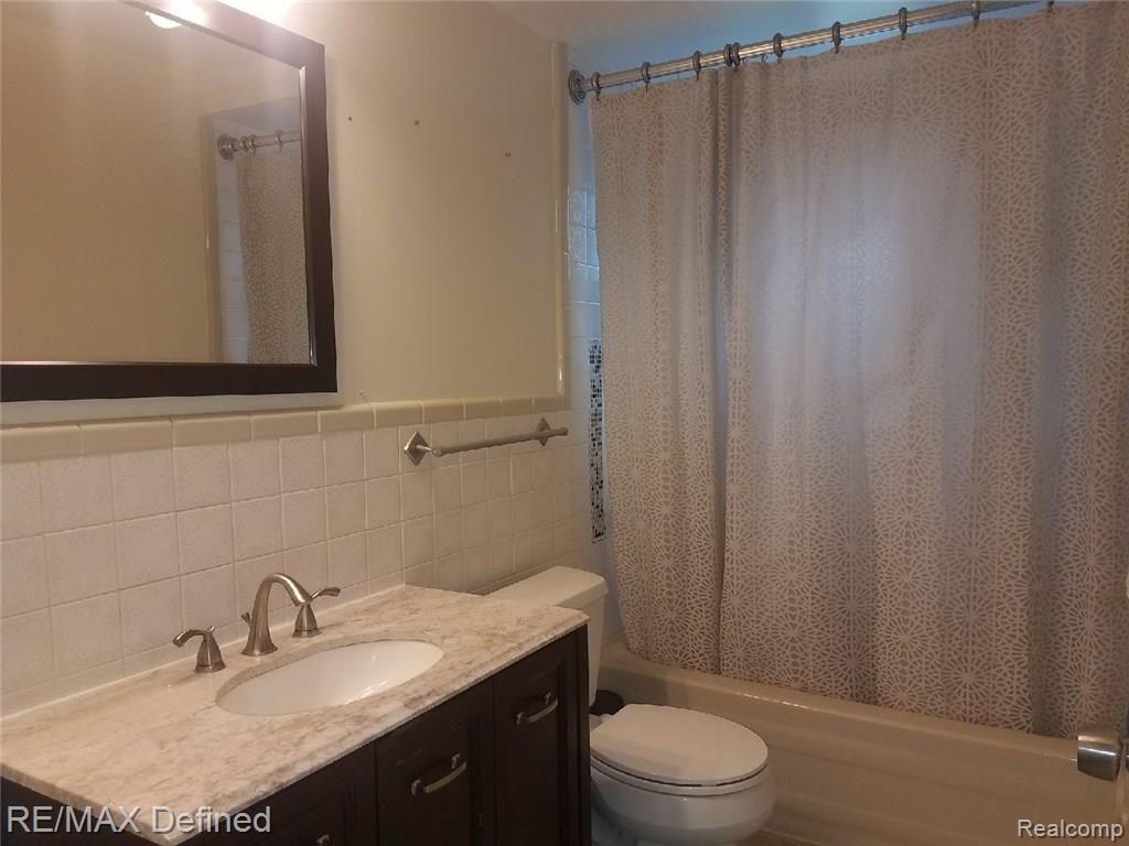 243 North Hill Circle Rochester, MI 48307 - Photo 11 of 31 n hill new bathroom pic.jpg