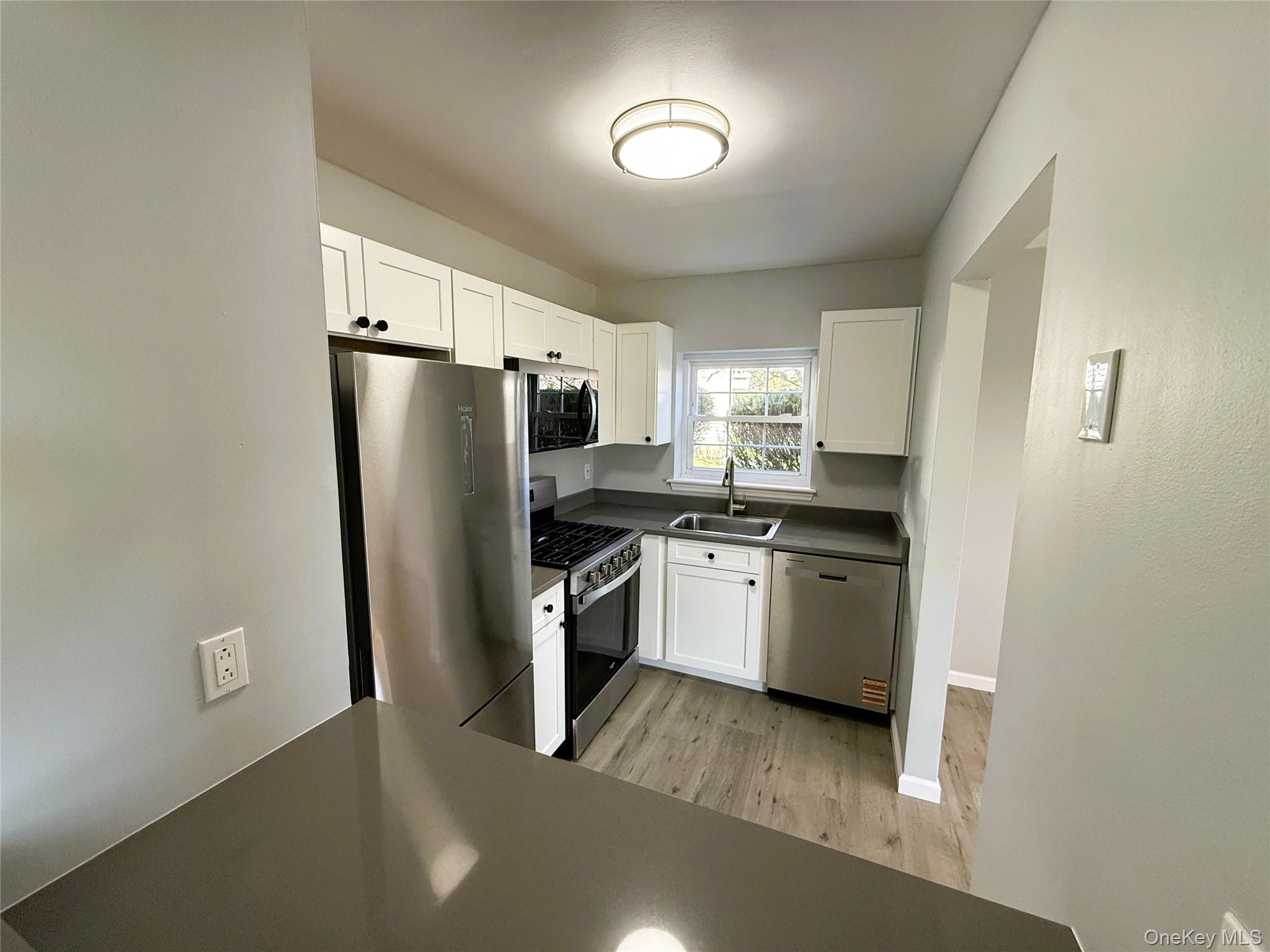 25 Lexington Hills Road, Unit 8 Harriman, NY 10926 - Photo 3 of 24 a kitchen with a refrigerator stove and microwave