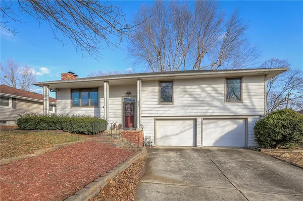 $299,900 | 305 Southwest Marion Lane, Lee's Summit, MO 64081