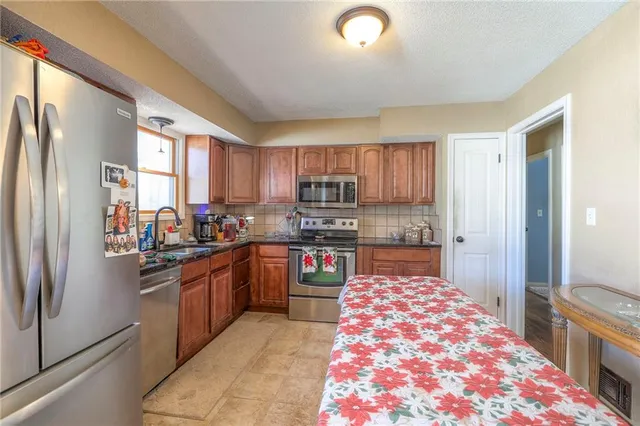 $309,900 | 305 Southwest Marion Lane, Lee's Summit, MO 64081