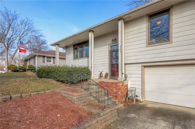 $309,900 | 305 Southwest Marion Lane, Lee's Summit, MO 64081